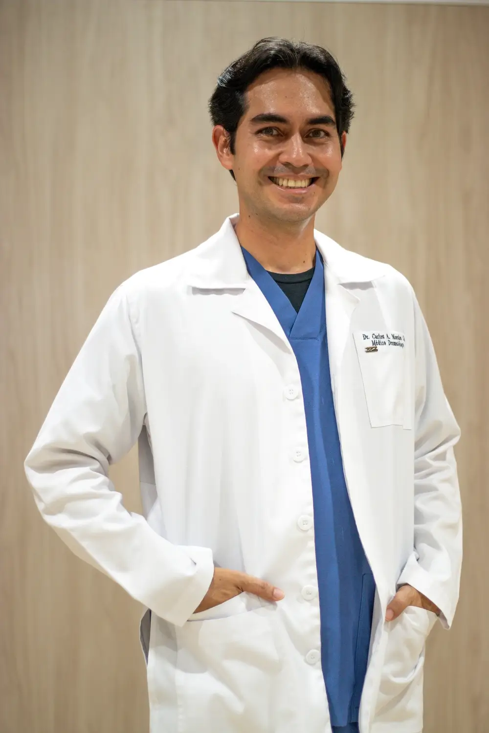 Dermatólogo en Bucaramanga realizando un examen de piel