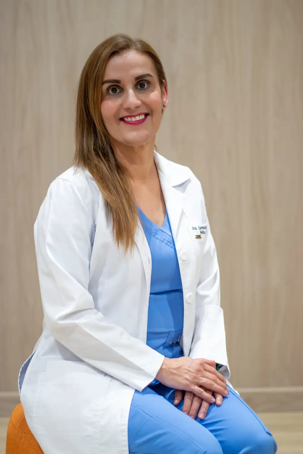 Fisiatra de UGANEP en consulta de rehabilitación física