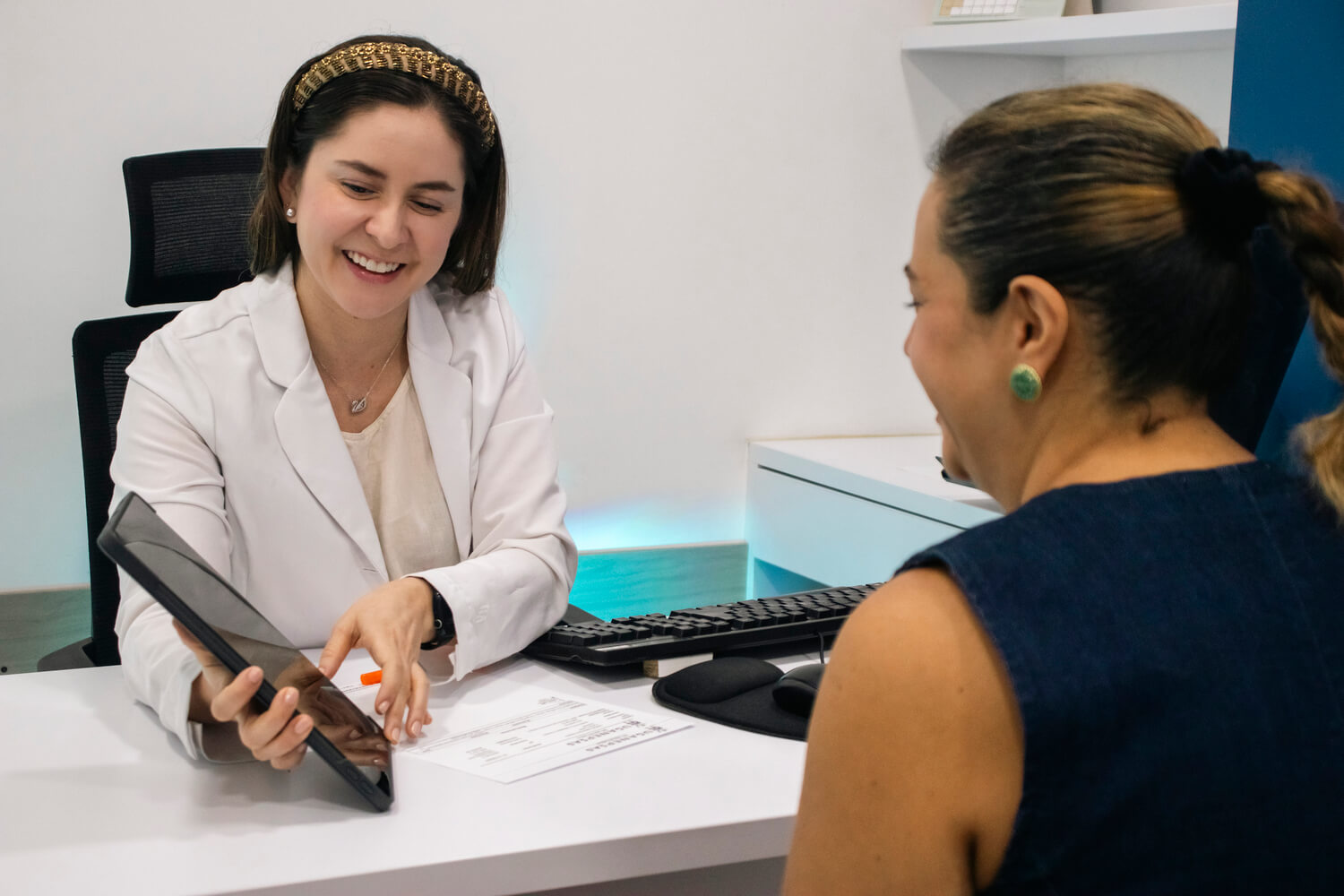 Especialista de UGANEP en consulta pediátrica